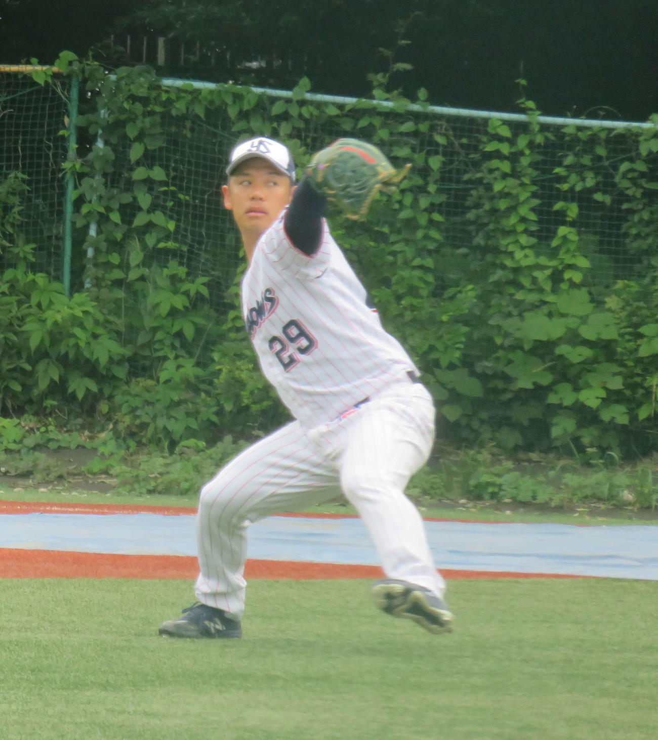 キャッチボールするヤクルト小川
