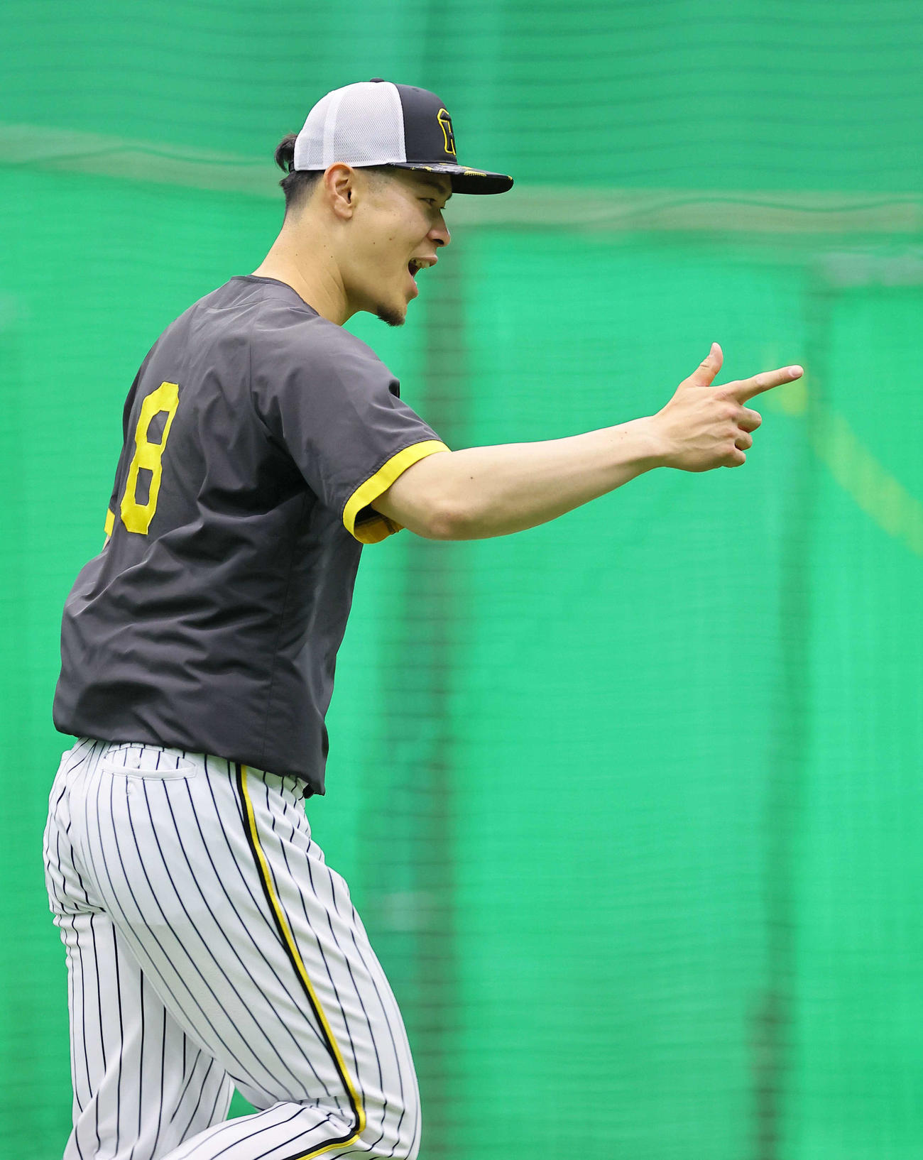ノック終了で送球方向を指さす佐藤輝（撮影・上田博志）
