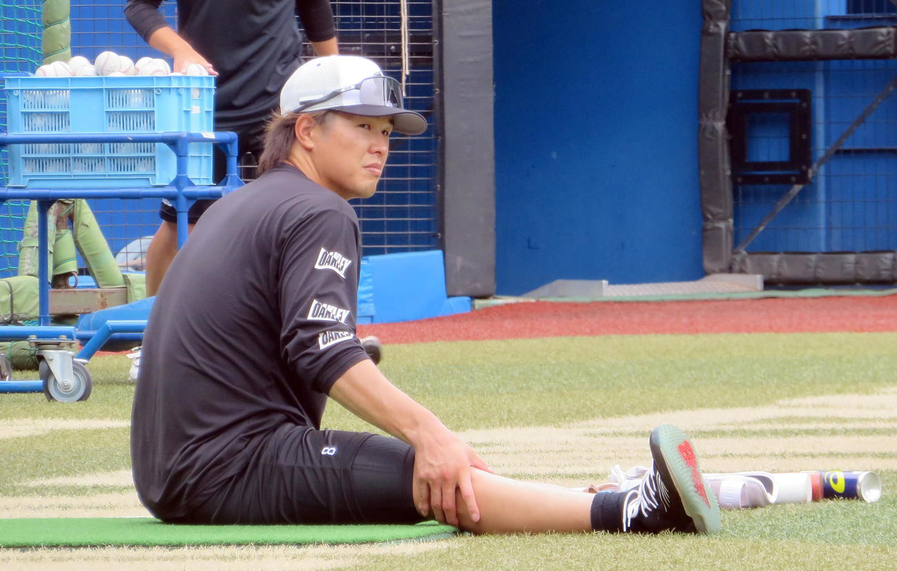 ストレッチを行うロッテ中村奨（撮影・鎌田直秀）