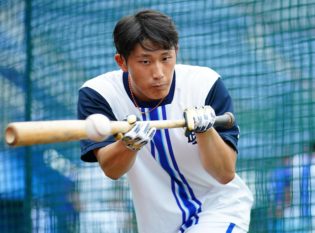 DeNA対阪神　試合前、バント練習を行うDeNA松尾（撮影・垰建太）