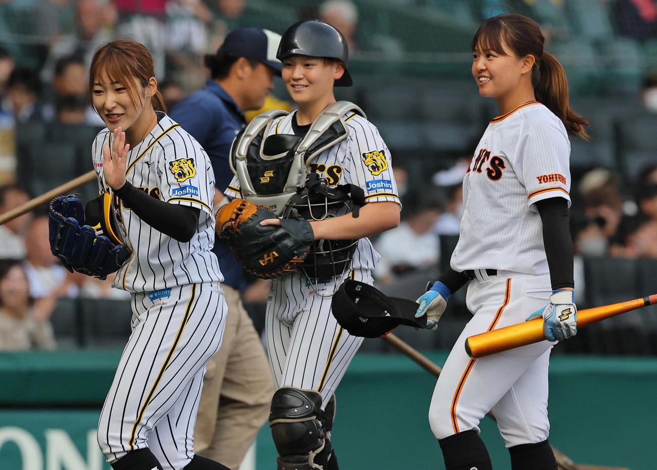 5月26日、阪神対巨人　ファーストピッチセレモニーを務めた左から阪神タイガースWomen植村、安藤、読売ジャイアンツ女子チーム島野