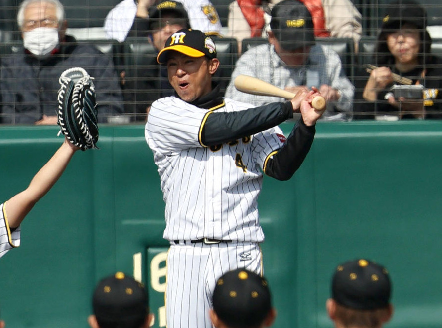 3月4日、オープン戦・阪神対オリックス　ファーストピッチの打席でスイングする阪神タイガースWomen上本監督