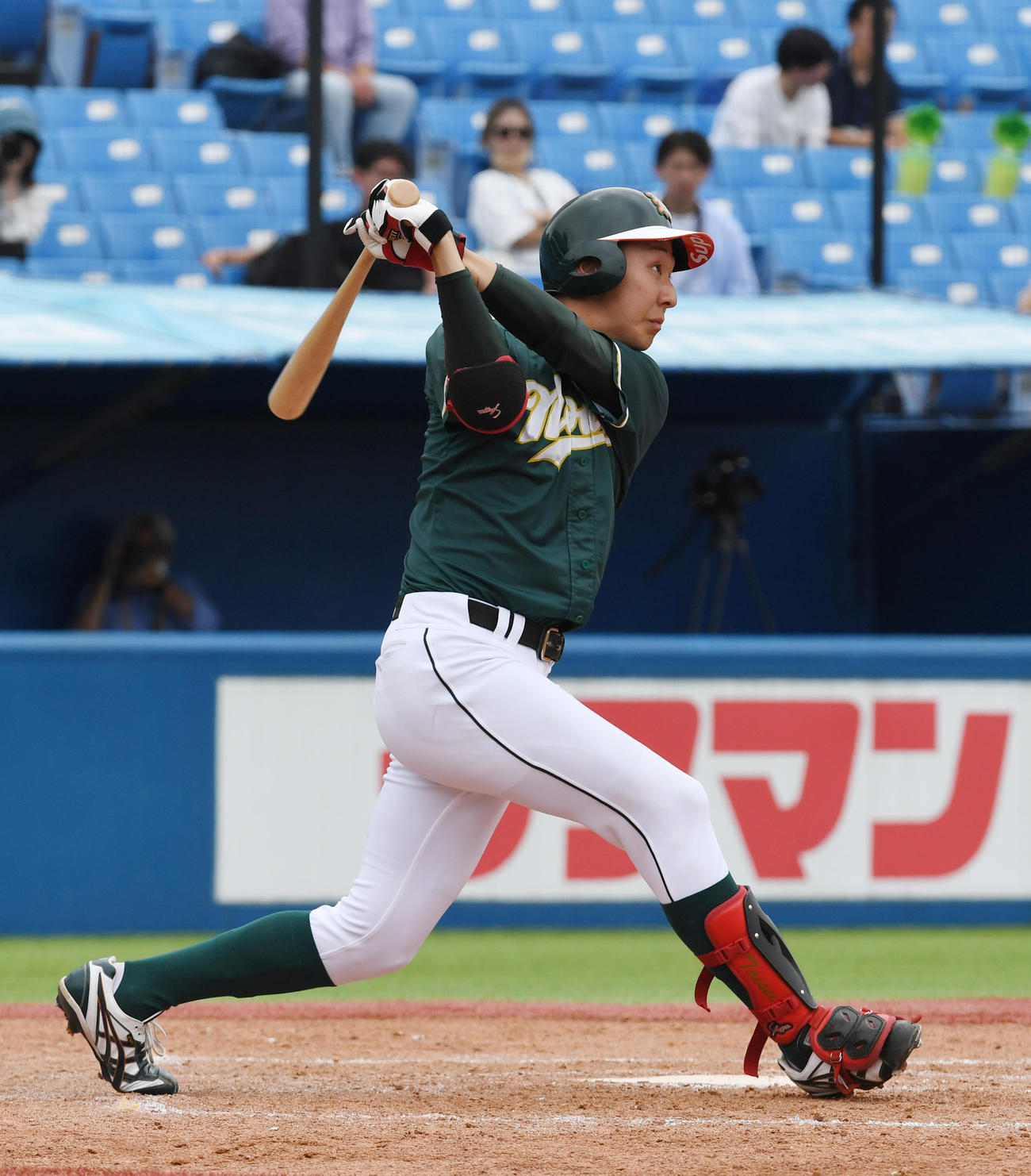 東農大対大正大　7回表東農大2死二塁、和田は右越えに本塁打を放つ（撮影・柴田隆二）