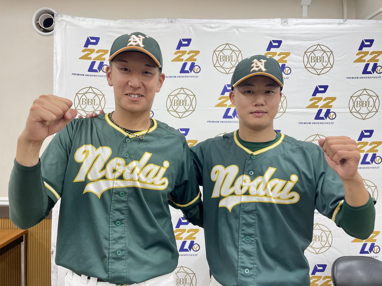 東農大対大正大　東農大の勝利の貢献した左から和田と長谷川（撮影・保坂恭子）