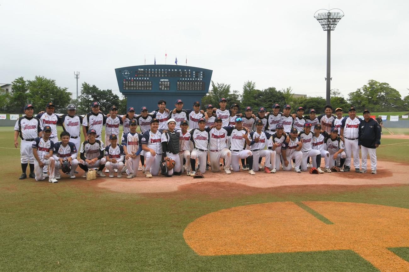 優勝した日本と準優勝のフィリピンは肩を組み健闘をたたえ合った（撮影・久我悟）