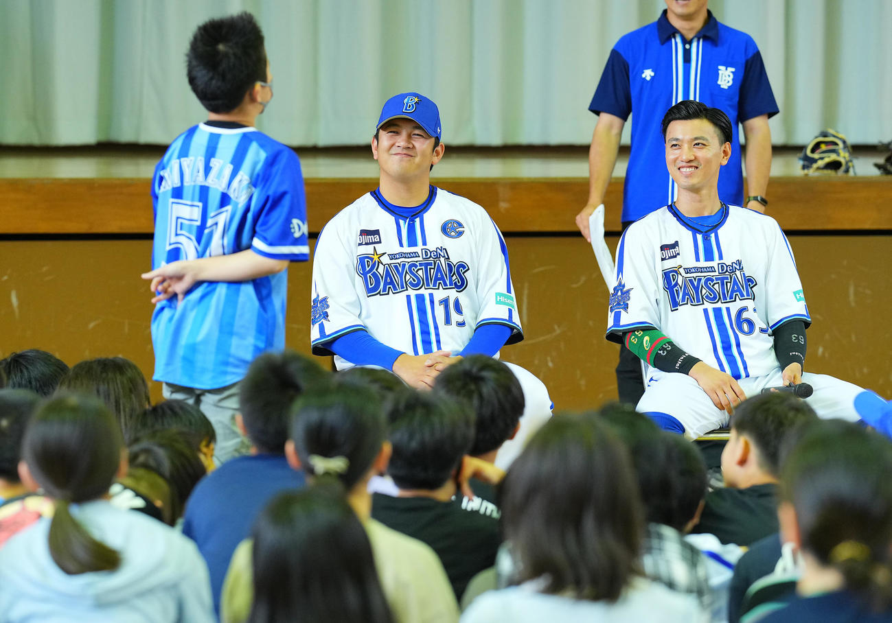 「星に願いを」プロジェクトで子どもたちとふれ合うDeNA山崎（左）と関根（撮影・垰建太）