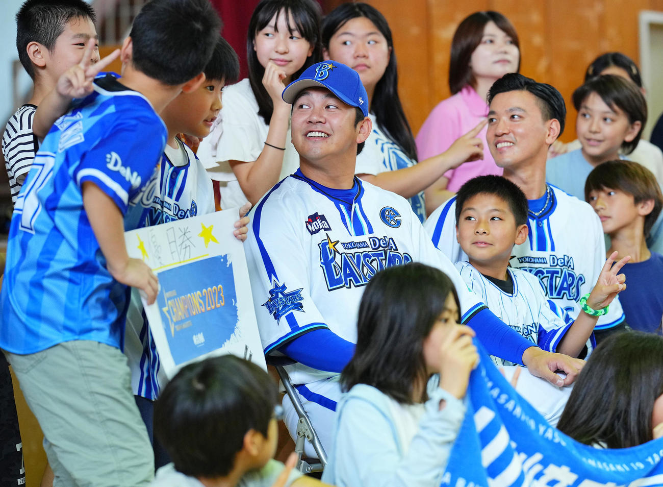 「星に願いを」プロジェクトで子どもたちとふれ合うDeNA山崎（中央）と関根（右）（撮影・垰建太）