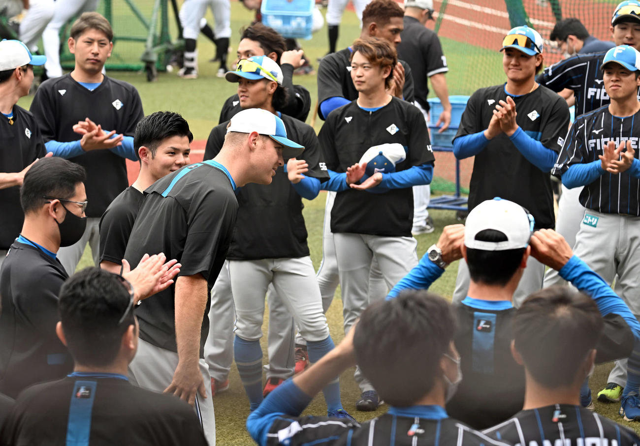 1軍に合流しあいさつをする日本ハムの新外国人マーベル（撮影・たえ見朱実）