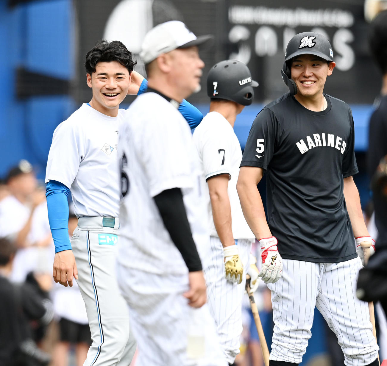 ロッテ対日本ハム　言葉を交わす日本ハム清宮（左）と安田（撮影・横山健太）