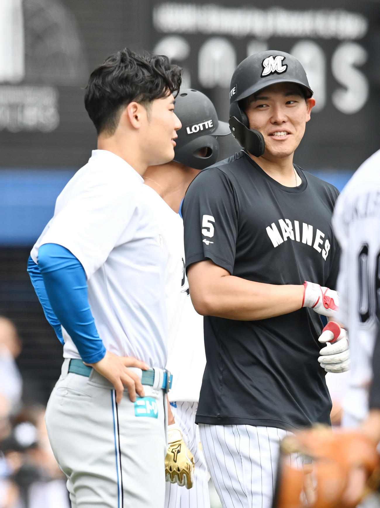 ロッテ対日本ハム　言葉を交わす日本ハム清宮（左）と安田（撮影・横山健太）