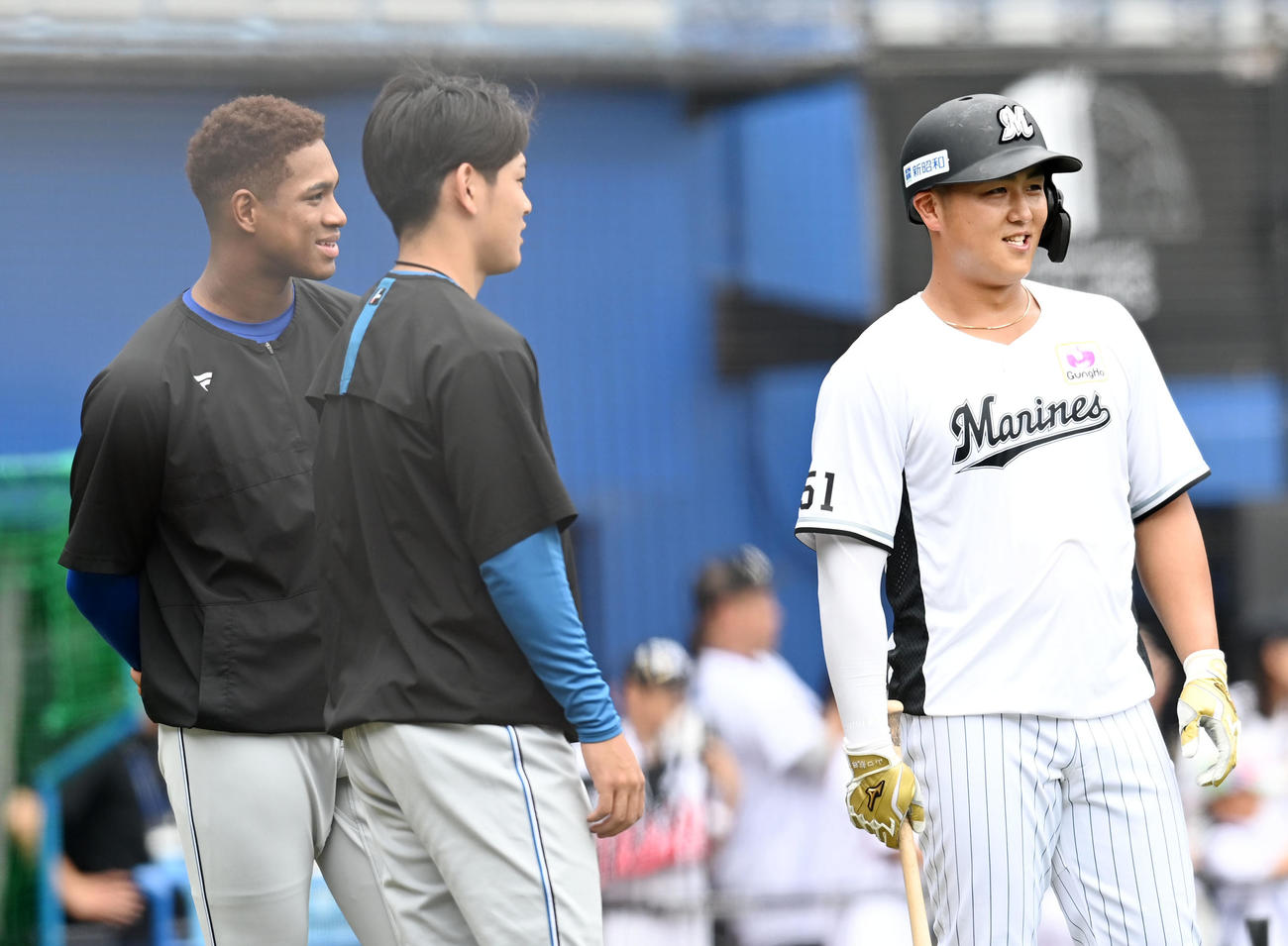 ロッテ対日本ハム　言葉を交わす、左から日本ハム万波、野村、ロッテ山口（撮影・横山健太）