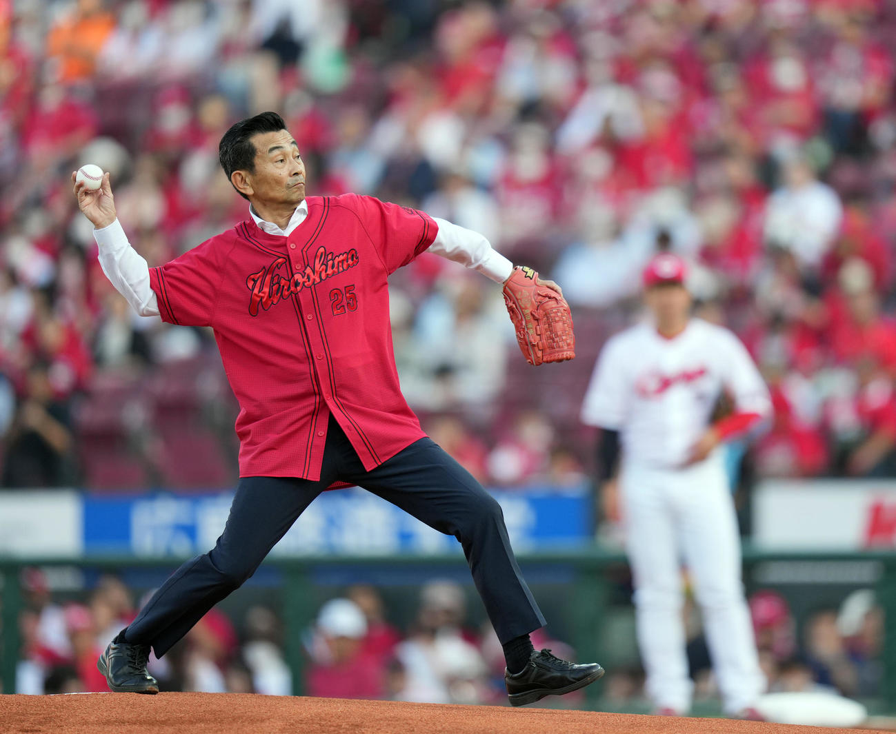 広島対巨人　始球式を務める高橋透日南市長（撮影・狩俣裕三）