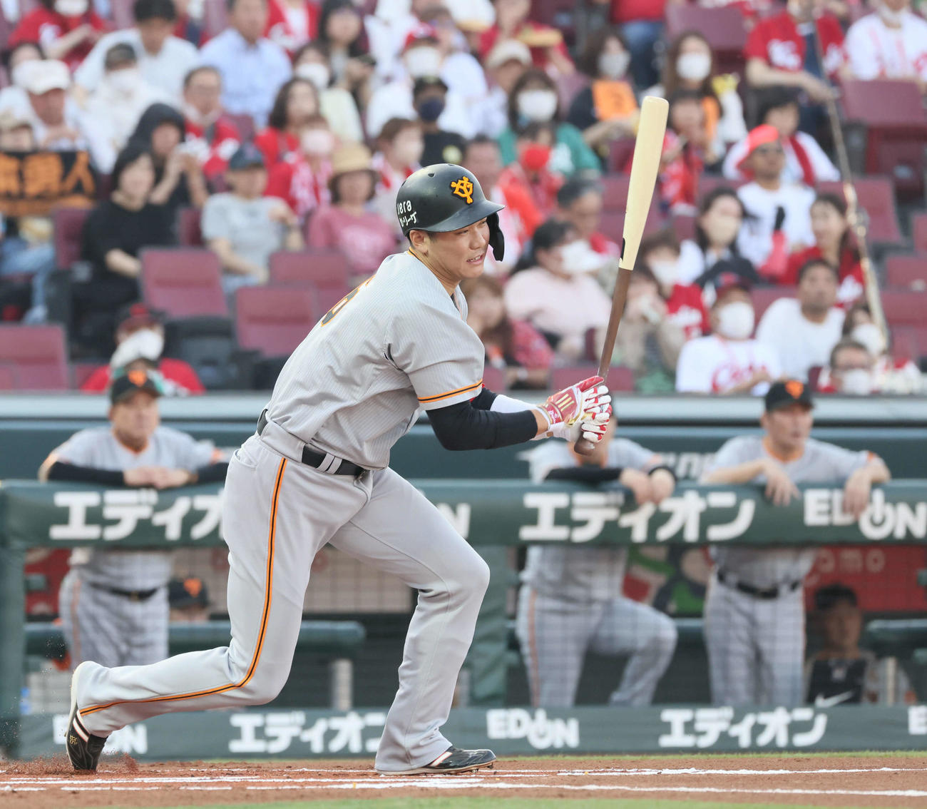広島対巨人　1回表巨人無死、坂本は二塁内野安打を放つも、けがのため交代（撮影・加藤孝規）