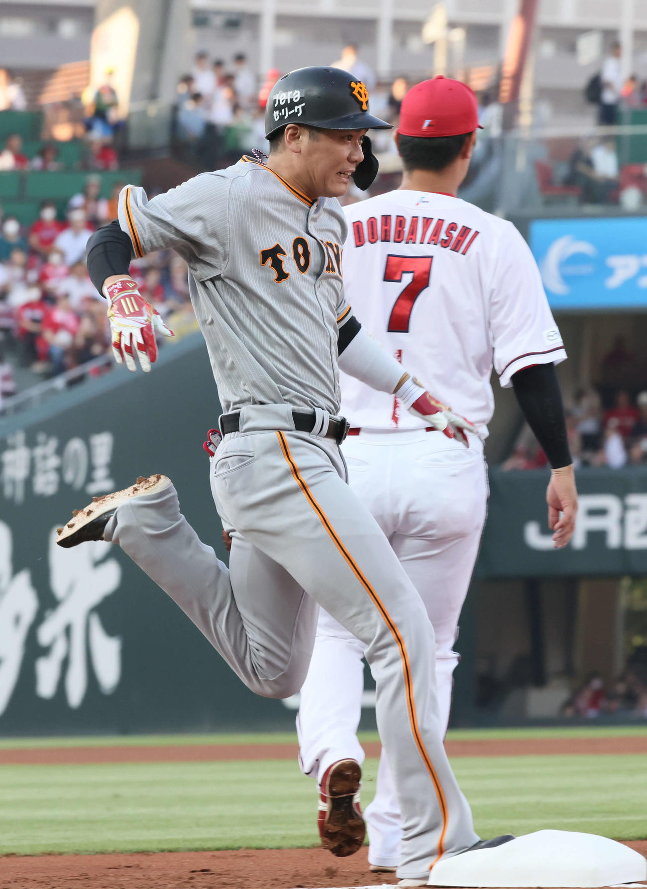 広島対巨人　1回表巨人無死、坂本は二塁内野安打を放つも、けがのため交代（撮影・加藤孝規）