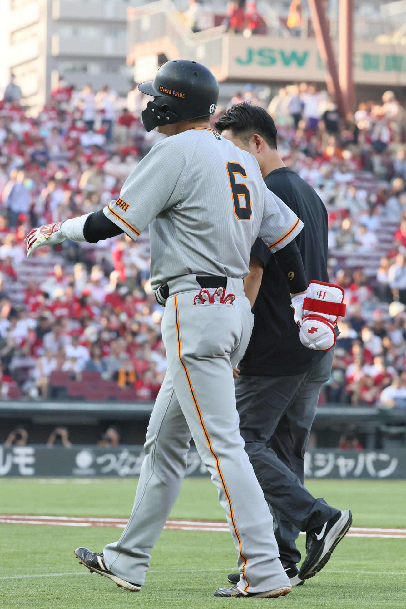広島対巨人　1回表巨人無死、坂本は二塁内野安打を放つも、けがのため交代（撮影・加藤孝規）