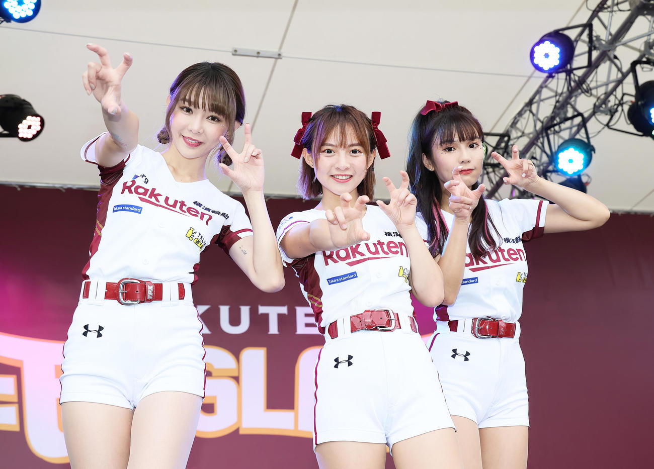 試合前、ステージでポーズを決める楽天モンキーズのチアリーダー「Rakuten Girls」。左からYURI（ユリ）、十元（ヒメ）、琳妲（リンダ）（撮影・足立雅史）