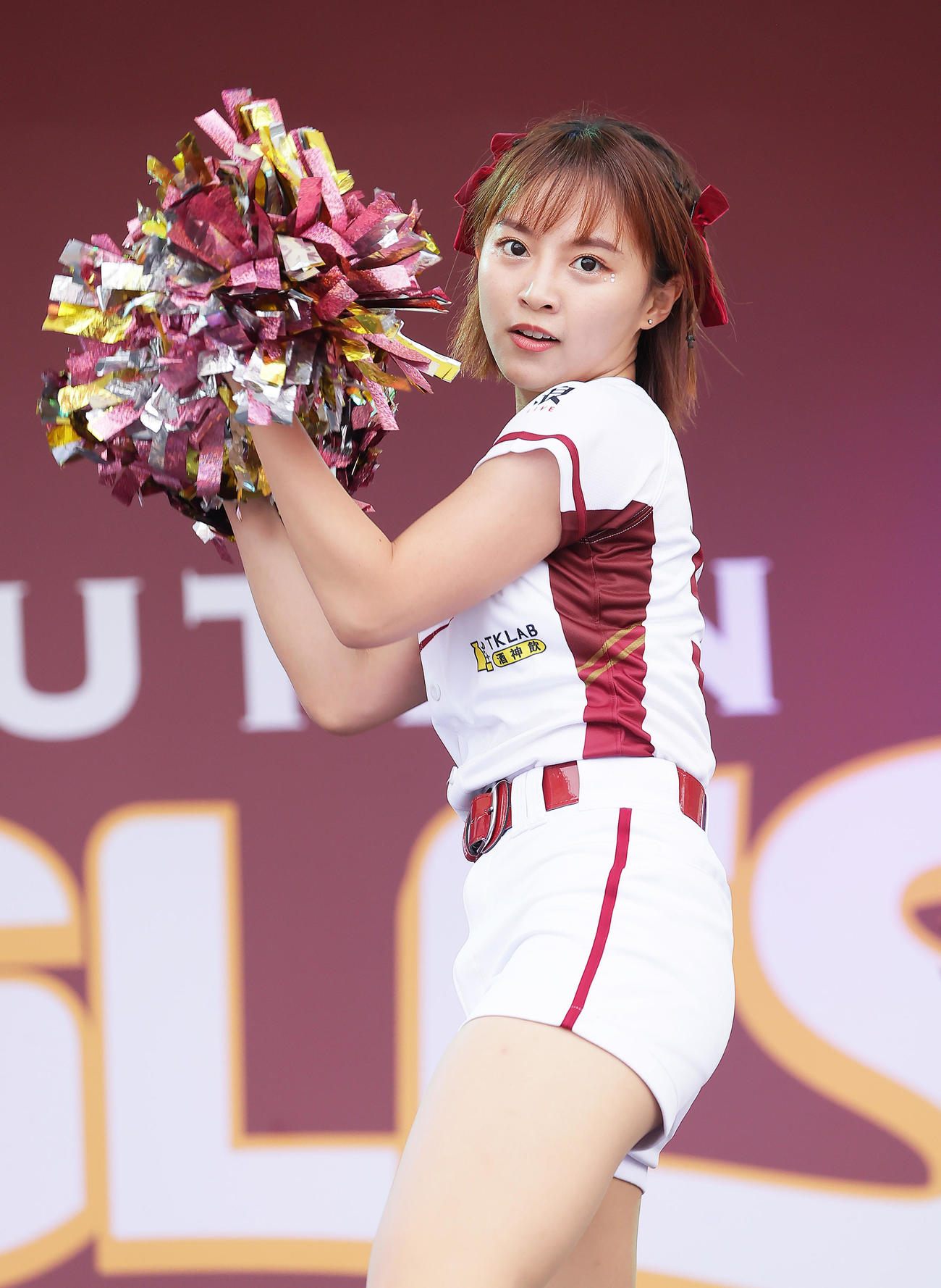 試合前、ステージでダンスを披露する楽天モンキーズのチアリーダー「Rakuten Girls」の十元（ヒメ）（撮影・足立雅史）