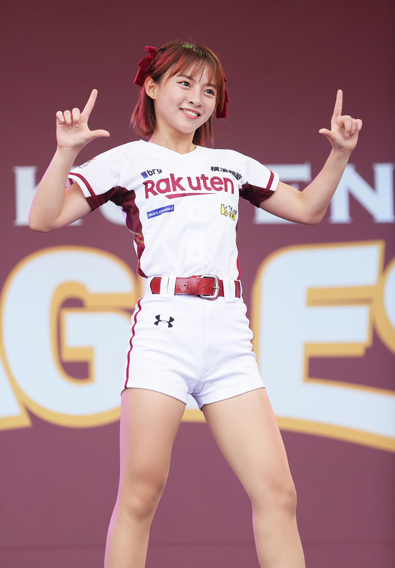 試合前、ステージでダンスを披露する楽天モンキーズのチアリーダー「Rakuten Girls」の十元（ヒメ）（撮影・足立雅史）