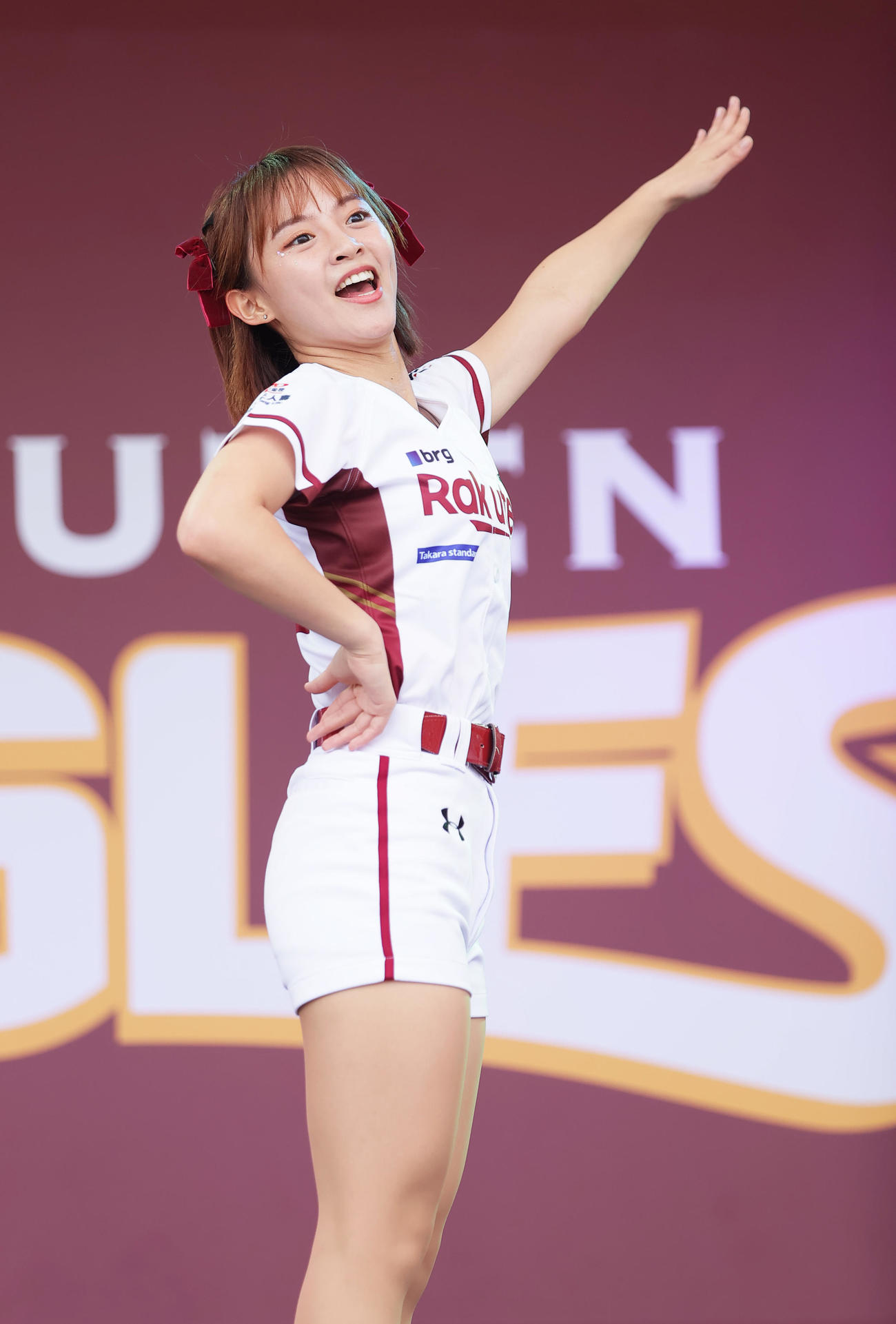 試合前、ステージでダンスを披露する楽天モンキーズのチアリーダー「Rakuten Girls」の十元（ヒメ）（撮影・足立雅史）