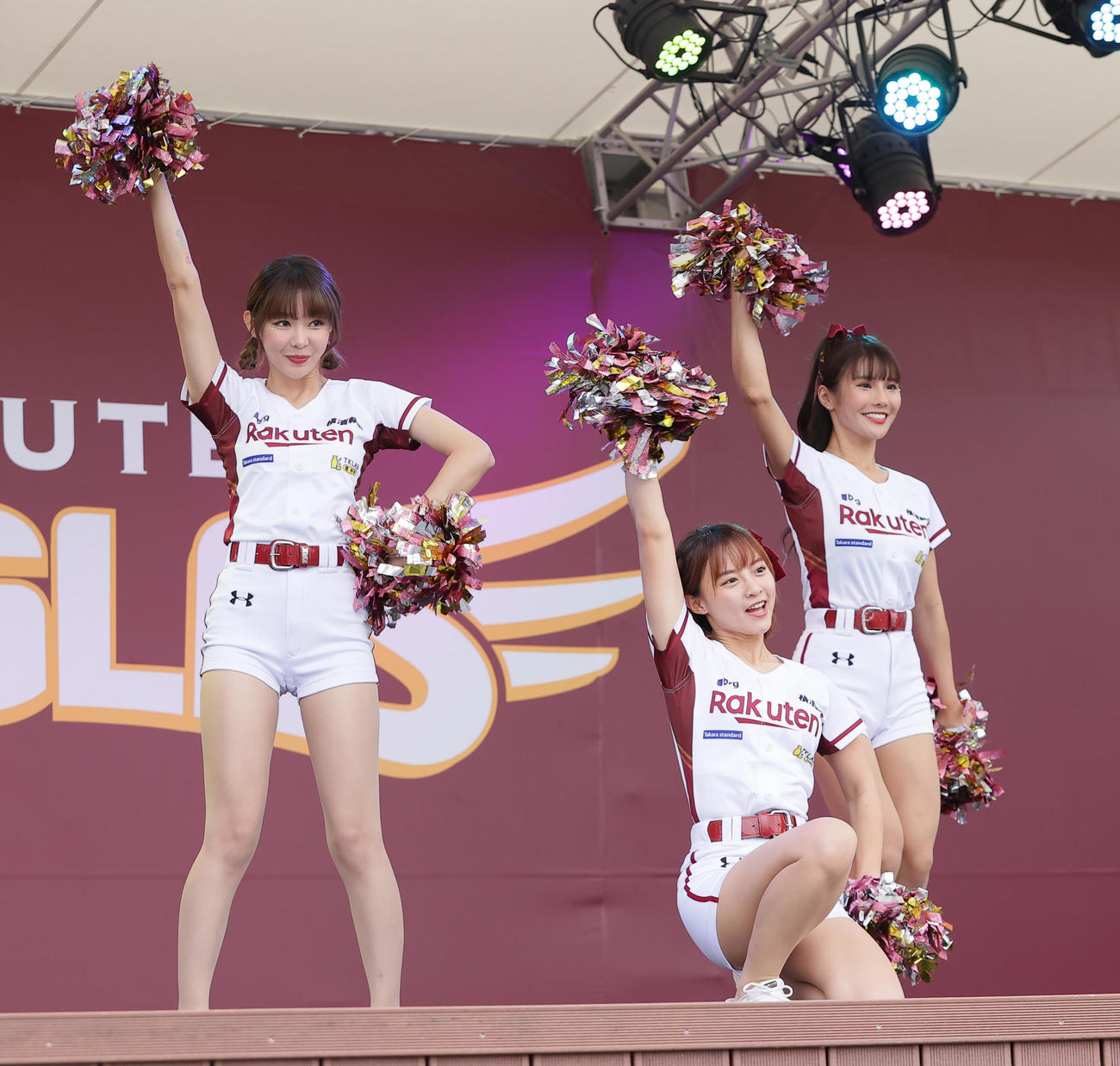 試合前、ステージでダンスを披露する楽天モンキーズのチアリーダー「Rakuten Girls」（撮影・足立雅史）