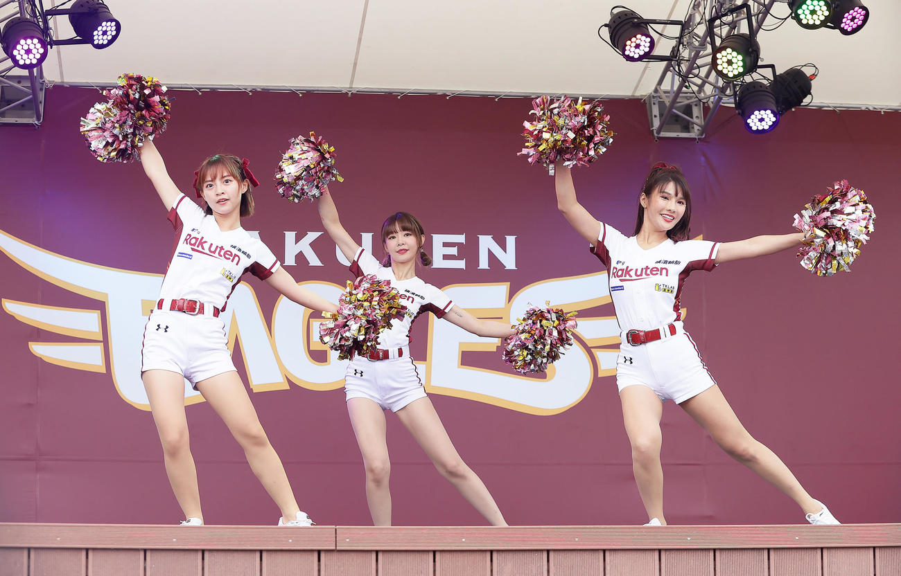 試合前、ステージでダンスを披露する楽天モンキーズのチアリーダー「Rakuten Girls」（撮影・足立雅史）