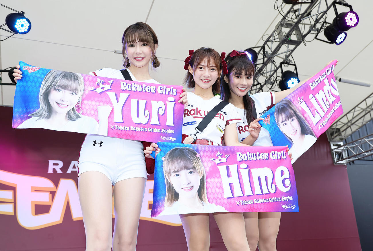 試合前、ステージでポーズを決める楽天モンキーズのチアリーダー「Rakuten Girls」。左からYURI（ユリ）、十元（ヒメ）、琳妲（リンダ）（撮影・足立雅史）