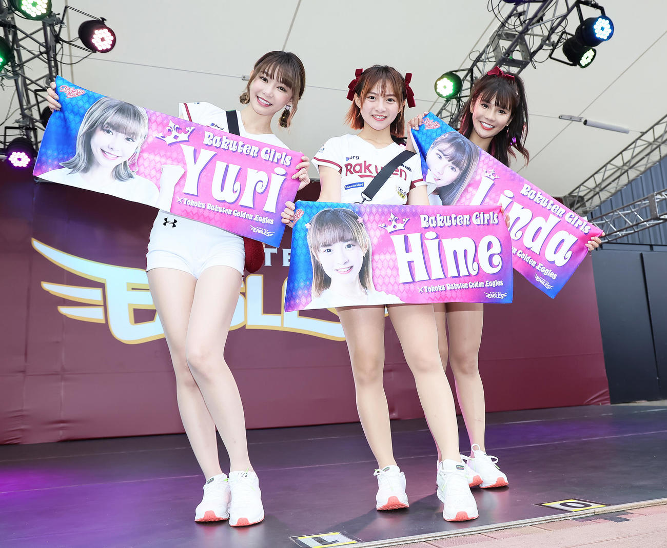 試合前、ステージでポーズを決める楽天モンキーズのチアリーダー「Rakuten Girls」。左からYURI（ユリ）、十元（ヒメ）、琳妲（リンダ）（撮影・足立雅史）