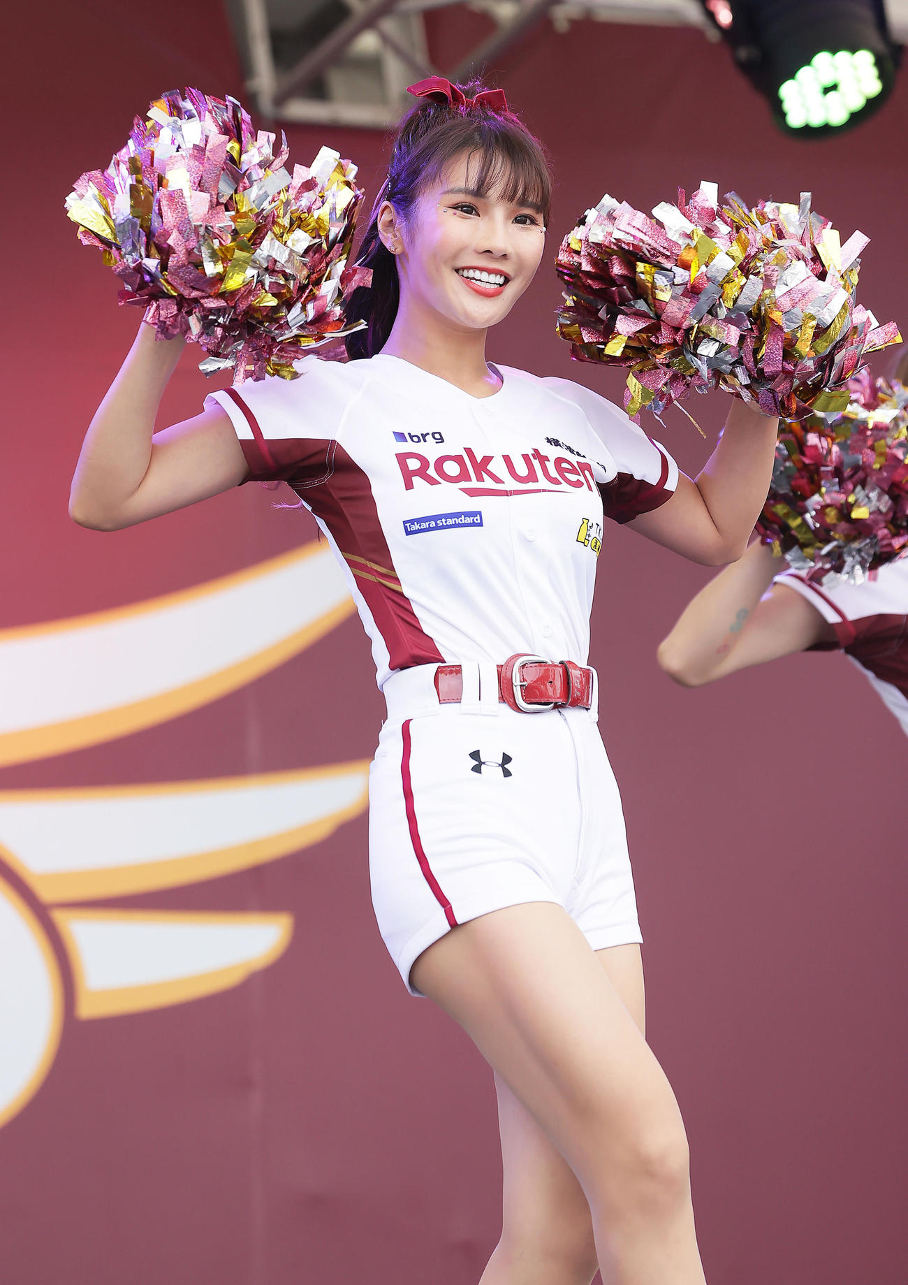 試合前、ステージでダンスを披露する楽天モンキーズのチアリーダー「Rakuten Girls」の琳妲（リンダ）（撮影・足立雅史）
