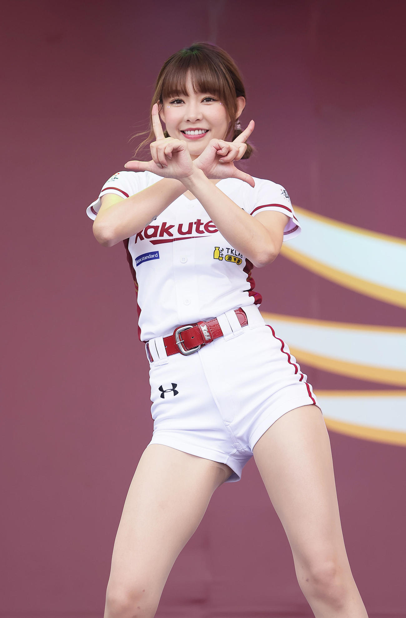 試合前、ステージでダンスを披露する楽天モンキーズのチアリーダー「Rakuten Girls」のYURI（ユリ）（撮影・足立雅史）