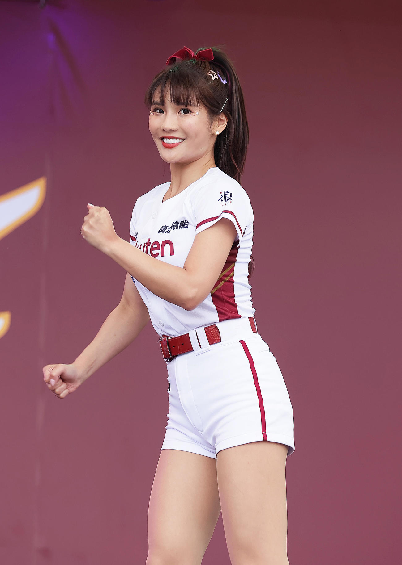 試合前、ステージでダンスを披露する楽天モンキーズのチアリーダー「Rakuten Girls」の琳妲（リンダ）（撮影・足立雅史）