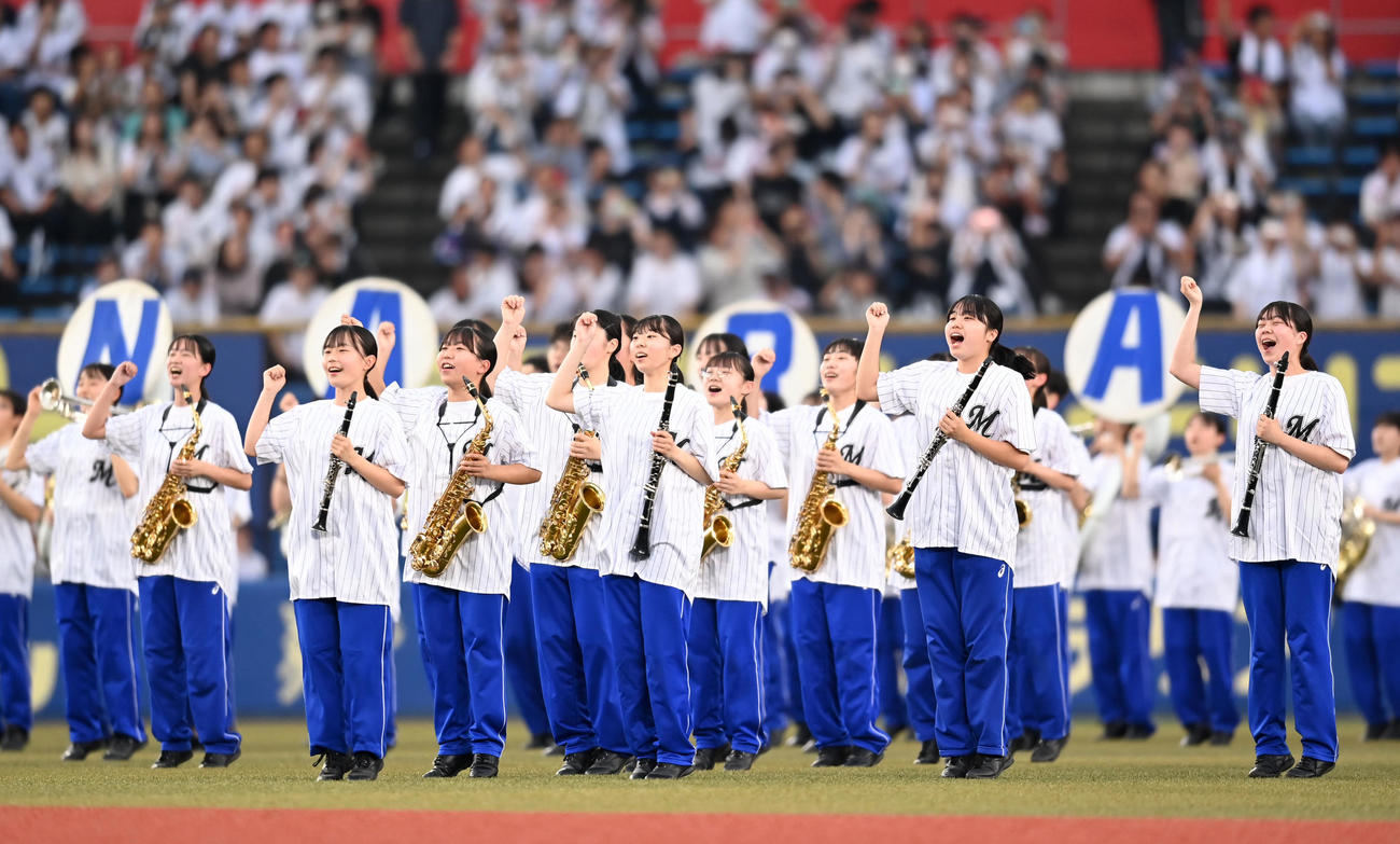 ロッテ対日本ハム　試合前、演奏で会場を盛り上げる習志野高校吹奏楽部（撮影・横山健太）