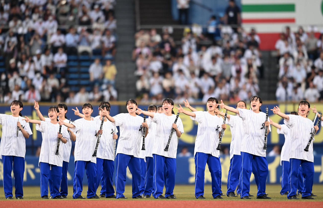 ロッテ対日本ハム　試合前、演奏で会場を盛り上げる習志野高校吹奏楽部（撮影・横山健太）