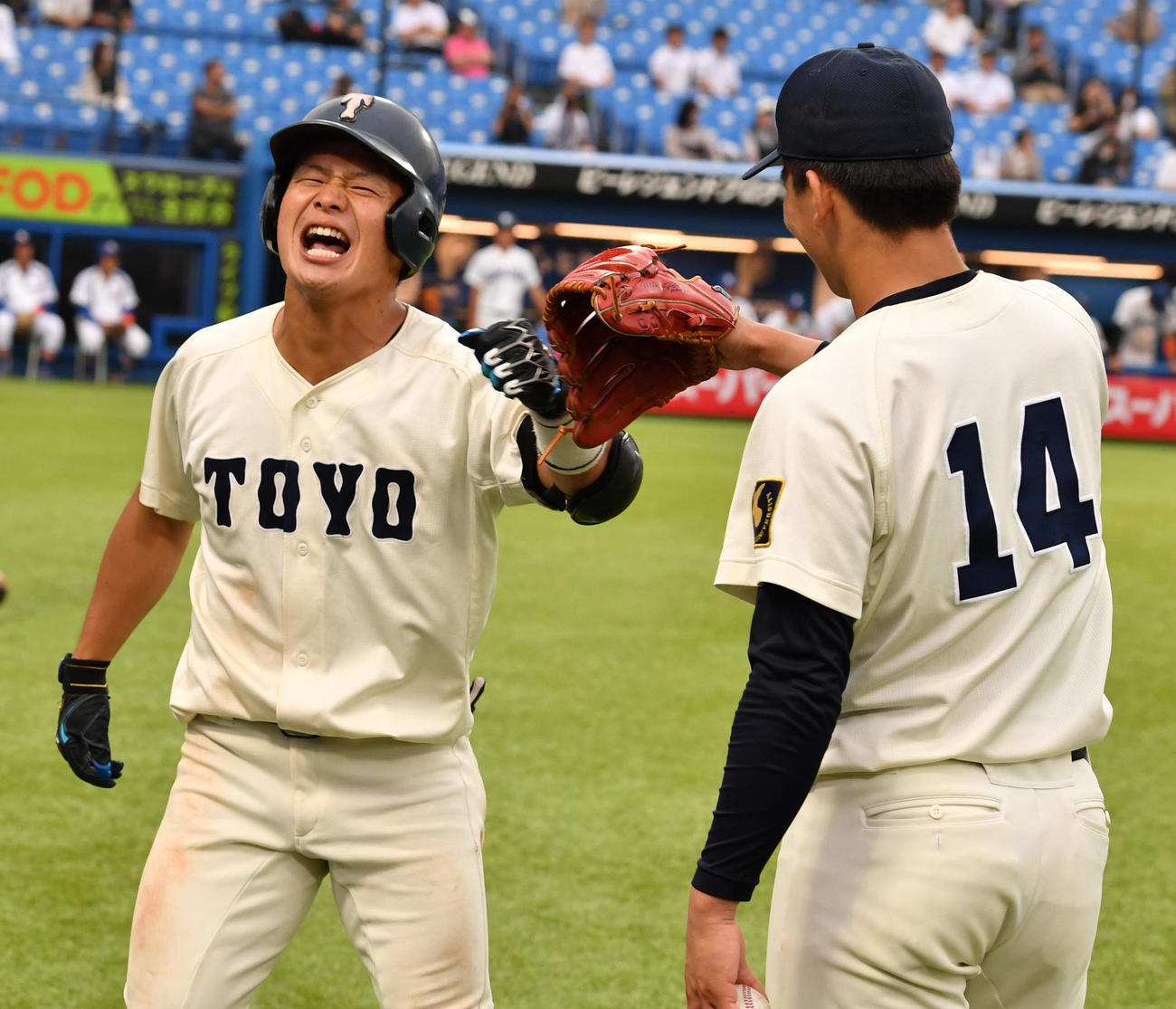 駒大対東洋大　8回裏東洋大2死三塁、水谷（左）は左越えに本塁打を放ち細野とグータッチする（撮影・柴田隆二）