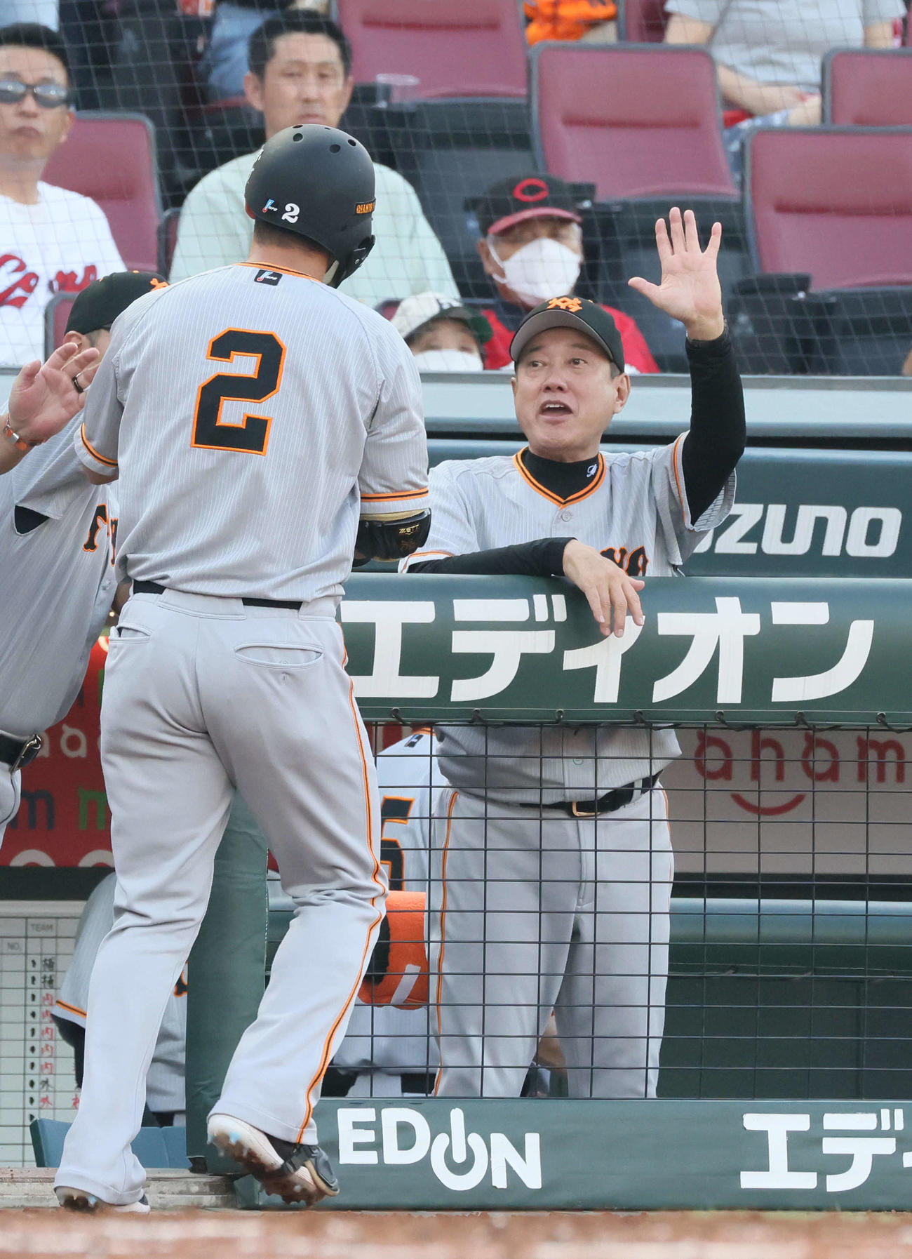 広島対巨人　2回表巨人2死、右越え本塁打を放った吉川を迎える原監督（撮影・加藤孝規）