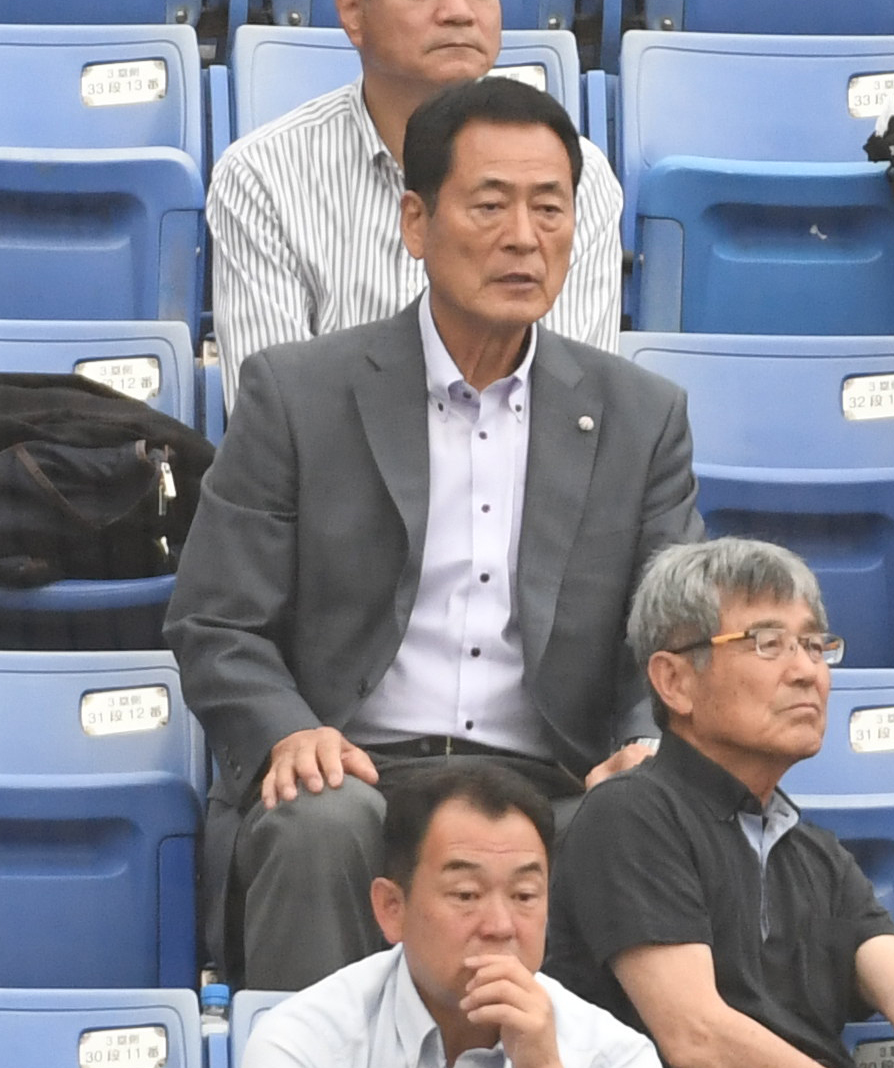 駒大対東洋大戦でスタンドで応援する駒大OB中畑清氏（撮影・柴田隆二）