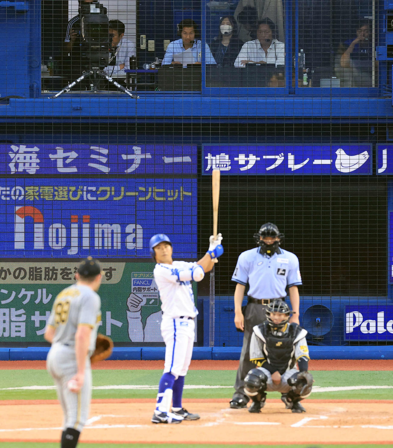 DeNA対阪神　2回裏DeNA2死一、三塁、打席の今永を見つめる解説者席の佐々木主浩氏（上）（撮影・浅見桂子）