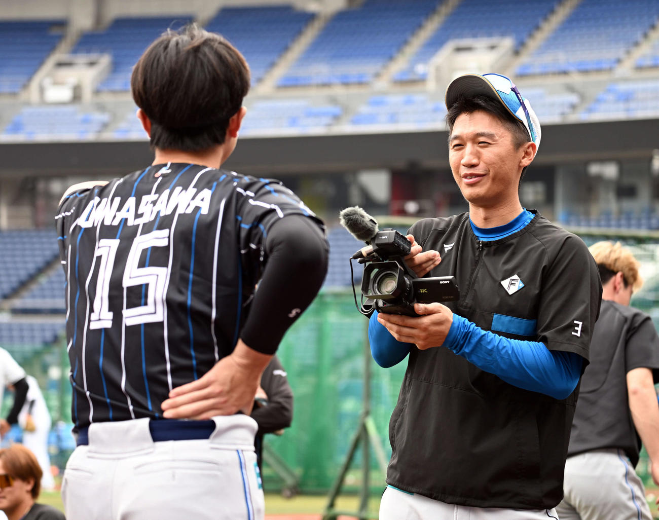 ロッテ対日本ハム　練習前、上沢を撮影する日本ハム加藤豪（撮影・たえ見朱実）