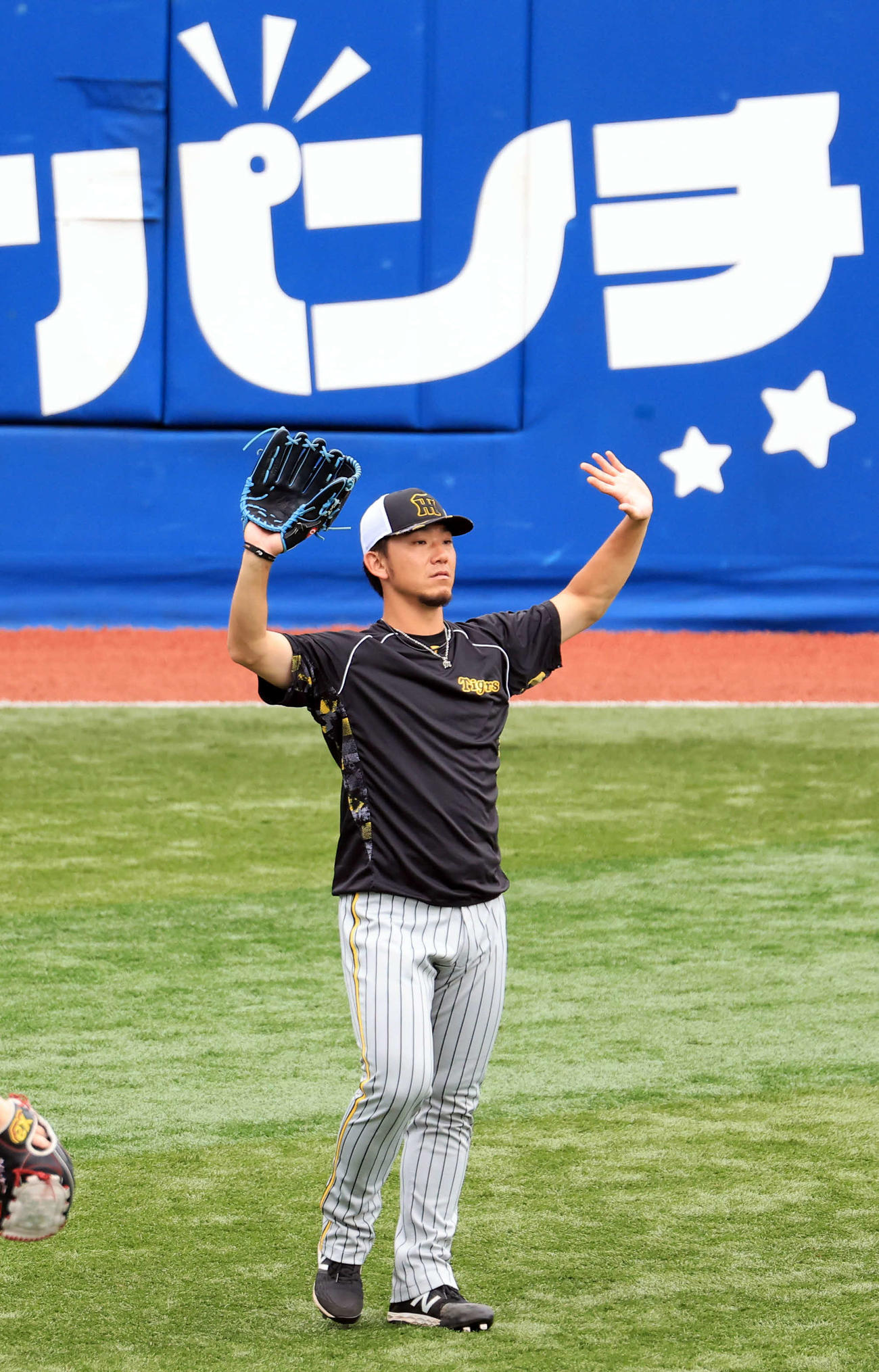 DeNA対阪神　キャッチボール中、手を上げる阪神伊藤将（撮影・浅見桂子）