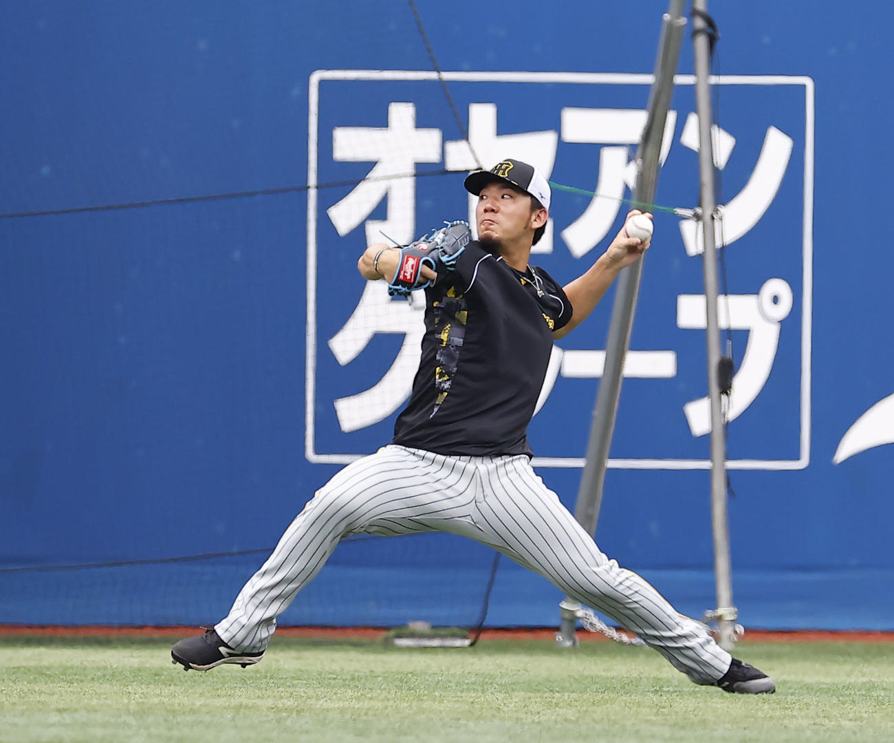 DeNA対阪神　キャッチボールをする阪神伊藤将（撮影・藤尾明華）