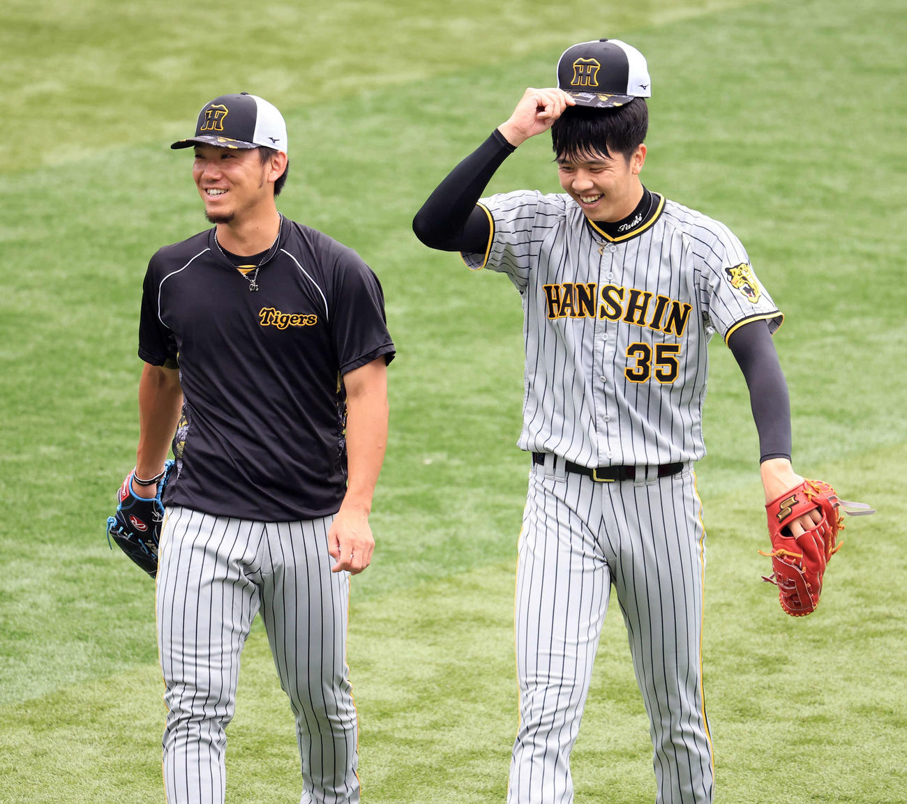 DeNA対阪神　キャッチボールを終え談笑して戻る阪神伊藤将（左）と才木（撮影・浅見桂子）