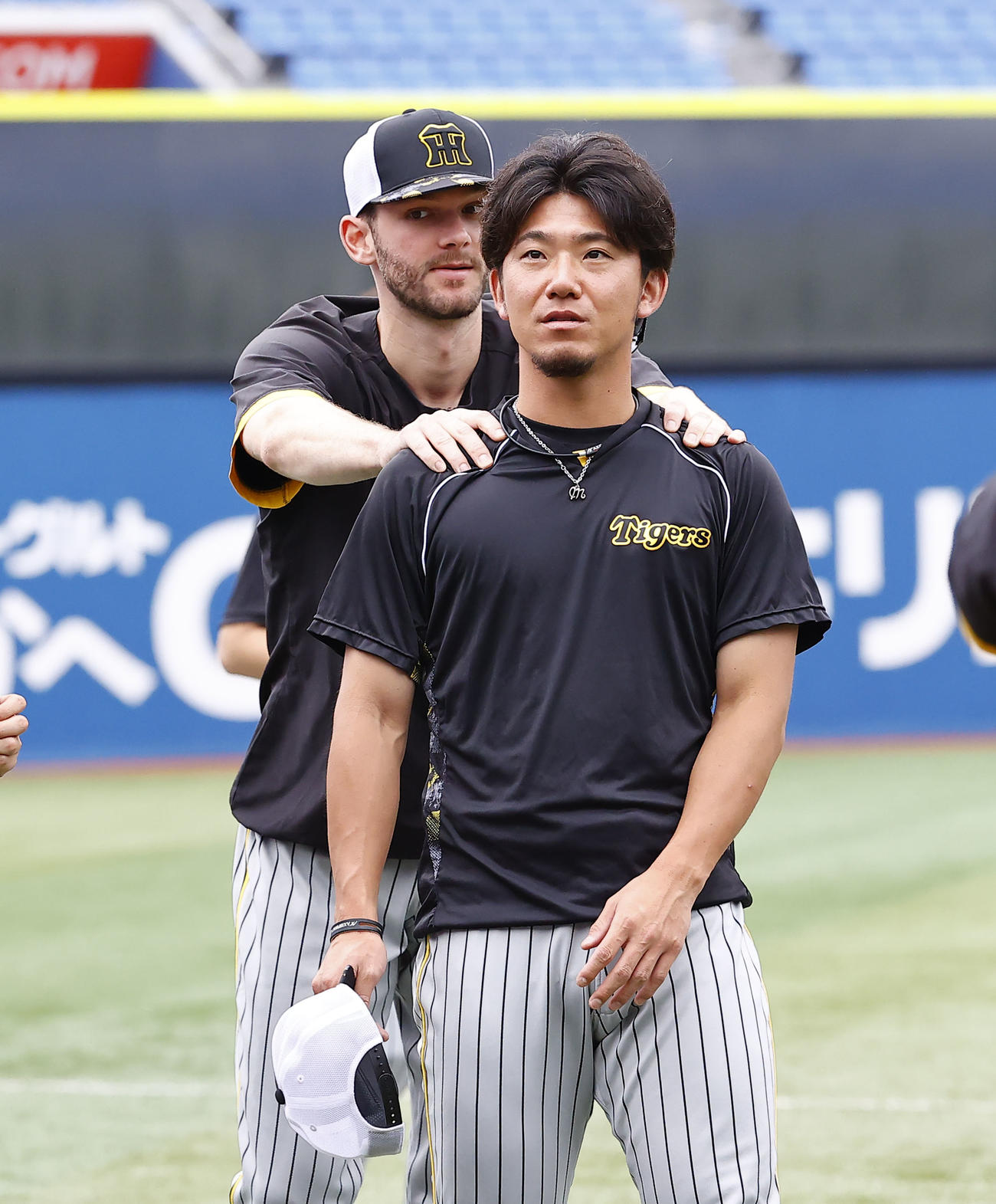 DeNA対阪神　K・ケラー（奥）に肩を揉まれる阪神伊藤将（撮影・藤尾明華）