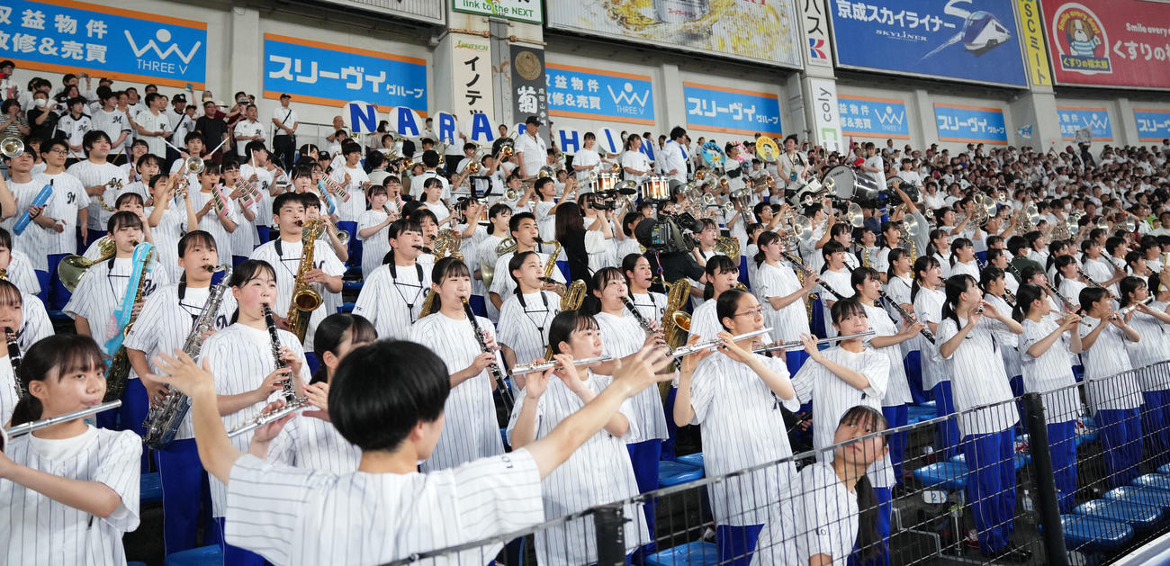 ロッテ対日本ハム　ライトスタンドで演奏する習志野高校吹奏楽部（撮影・横山健太）