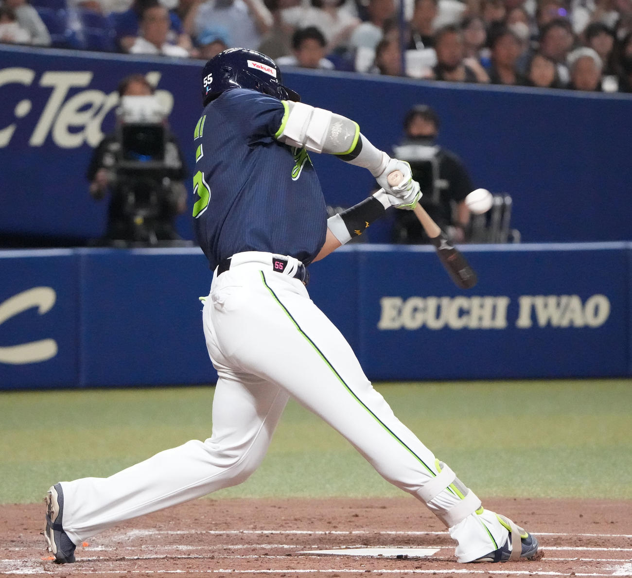 中日対ヤクルト　4回表ヤクルト1死一、三塁、左適時二塁打を放つ村上（撮影・森本幸一）