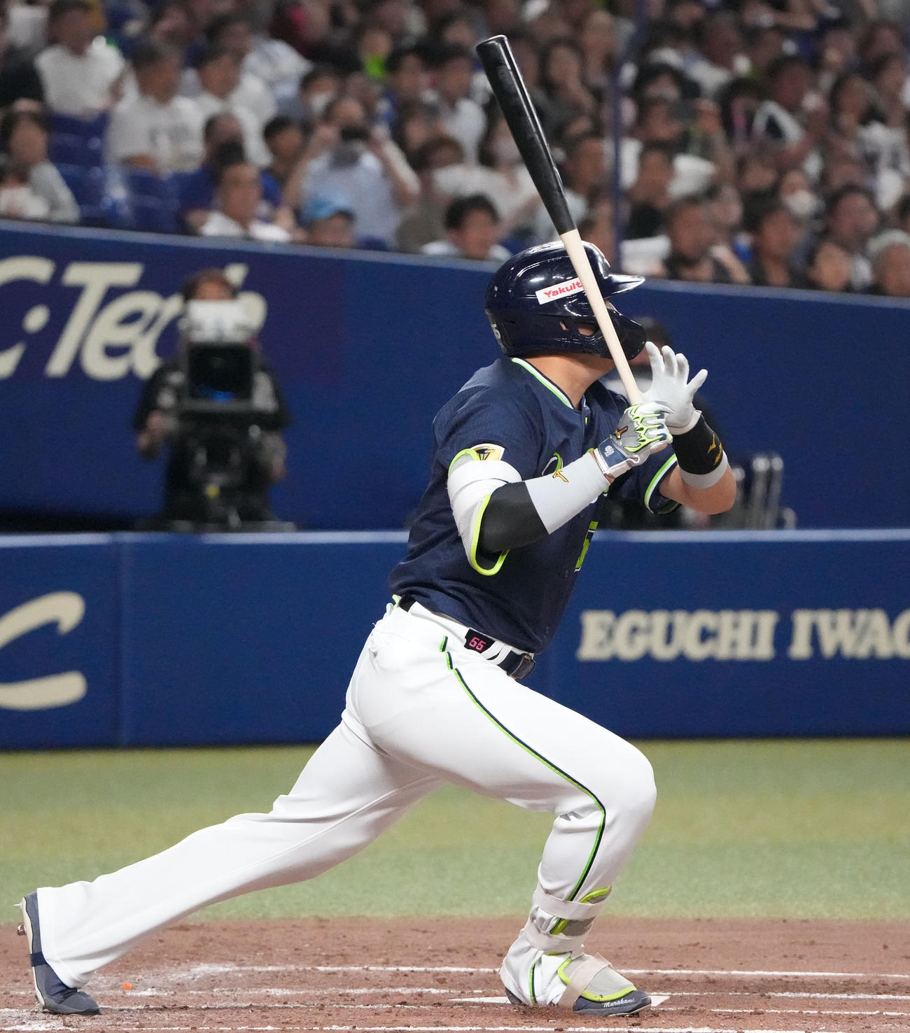 中日対ヤクルト　4回表ヤクルト1死一、三塁、左適時二塁打を放つ村上（撮影・森本幸一）