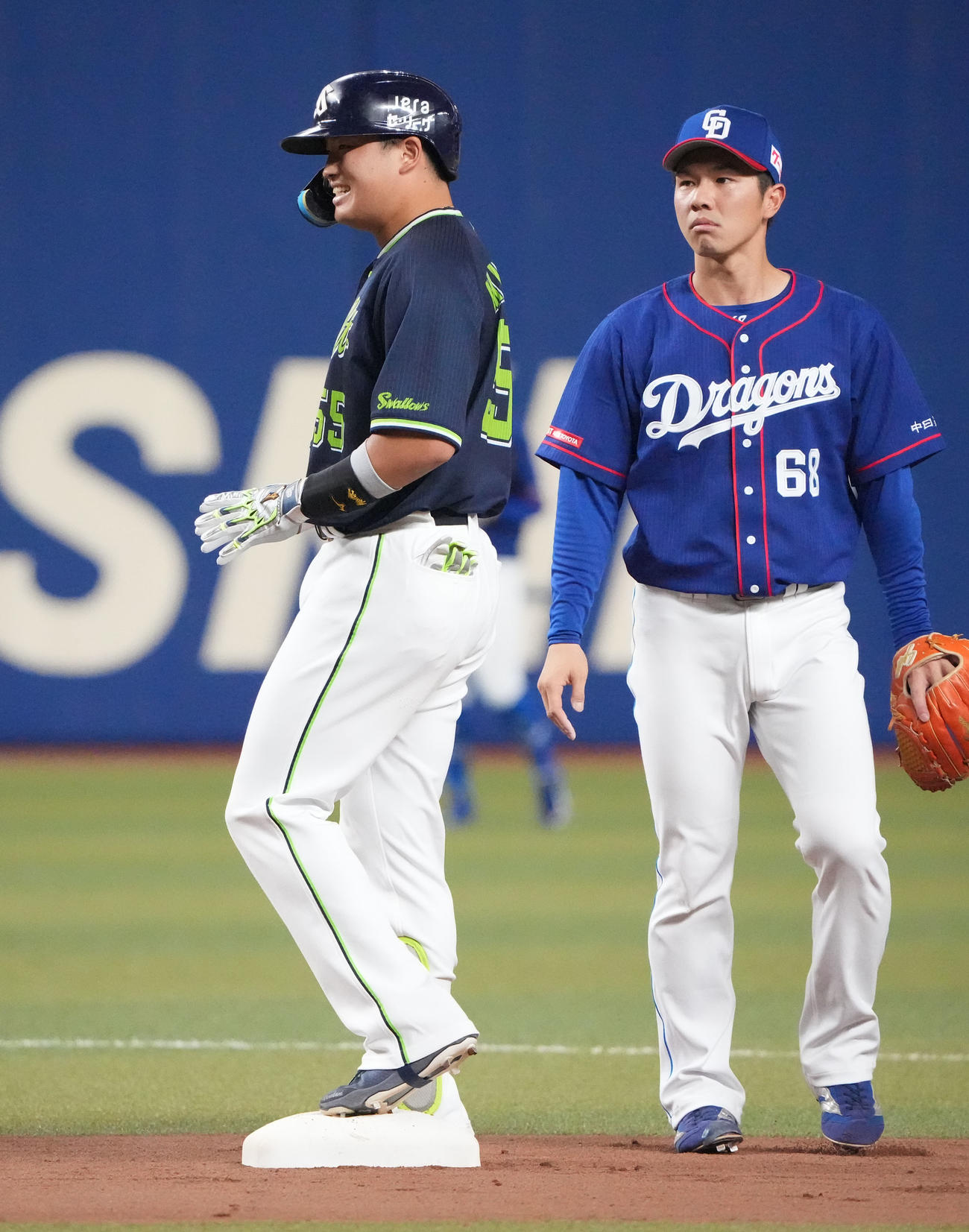 中日対ヤクルト　4回表ヤクルト1死一、三塁、左適時二塁打を放った村上（左）（撮影・森本幸一）