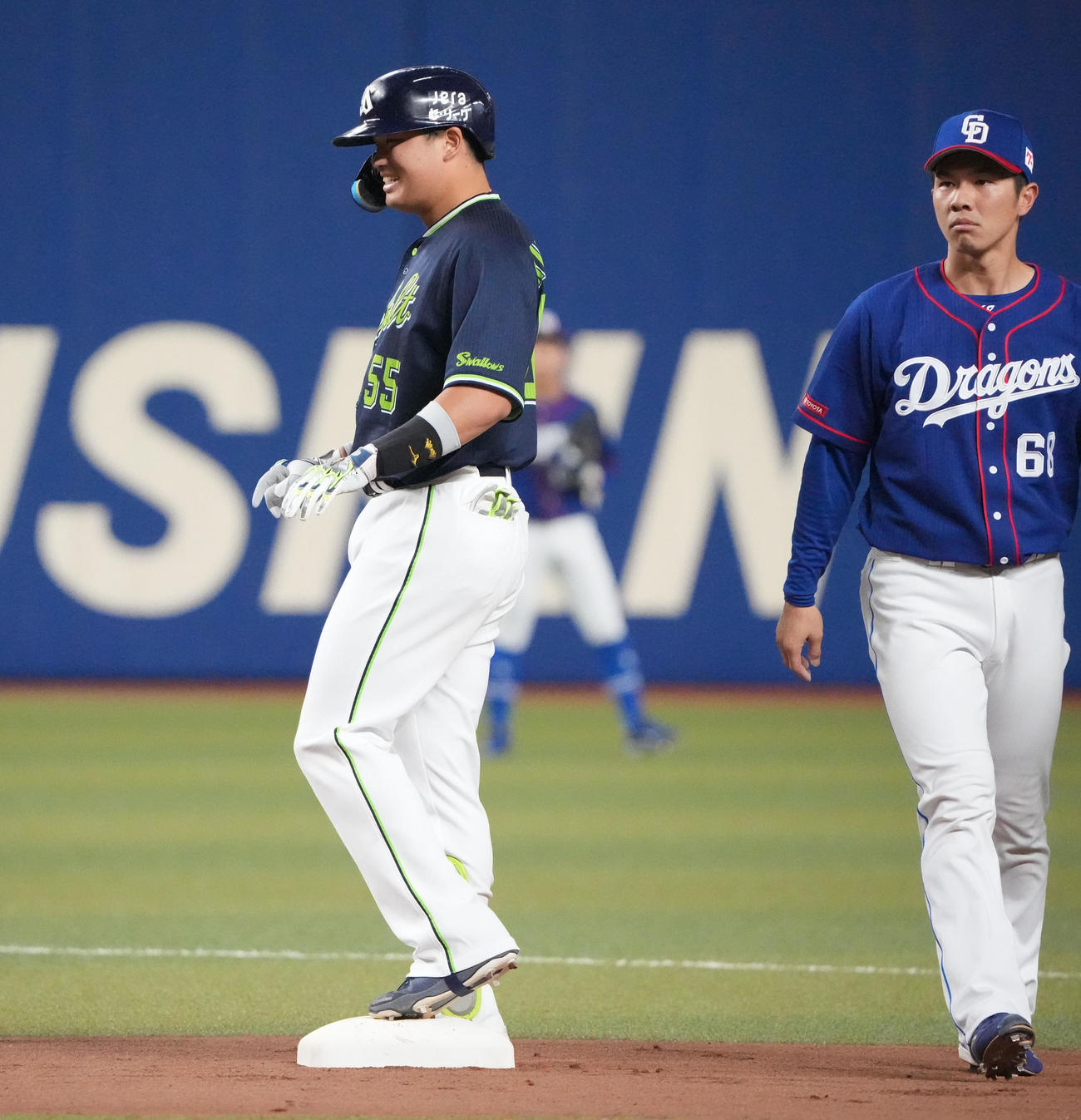 中日対ヤクルト　4回表ヤクルト1死一、三塁、左適時二塁打を放った村上（左）（撮影・森本幸一）