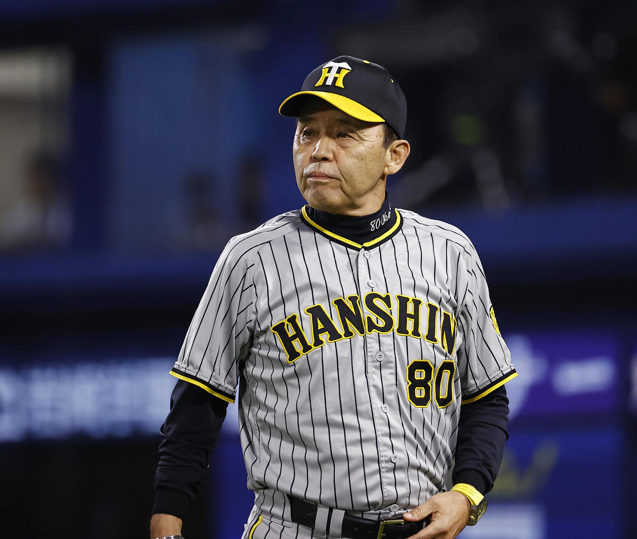 DeNA対阪神　4回裏、交代を告げベンチに戻る阪神岡田監督（撮影・藤尾明華）