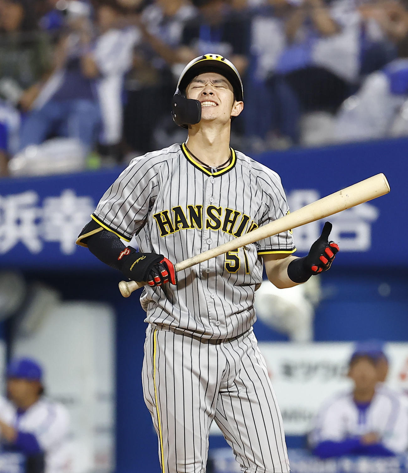 DeNA対阪神　8回表阪神1死一、二塁、空振り三振に倒れた中野（撮影・藤尾明華）
