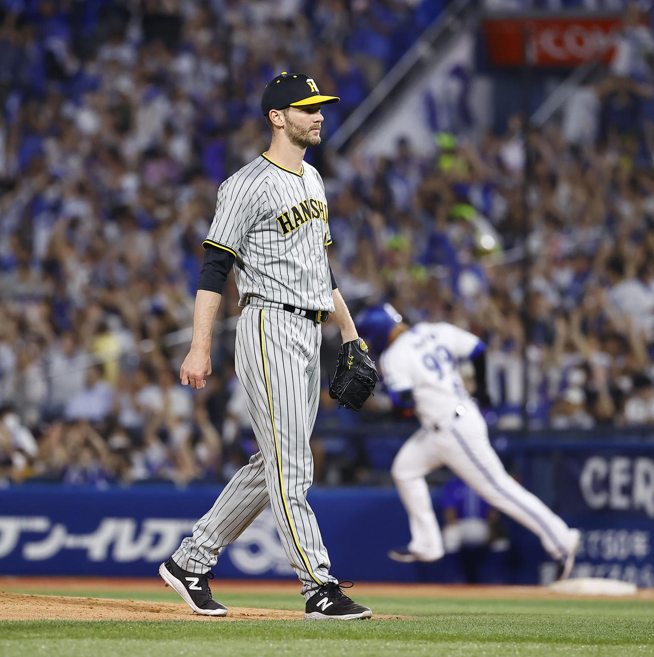 DeNA対阪神　6回裏DeNA無死、ソト（右）に左越えに本塁打を浴びる阪神K・ケラー（撮影・藤尾明華）