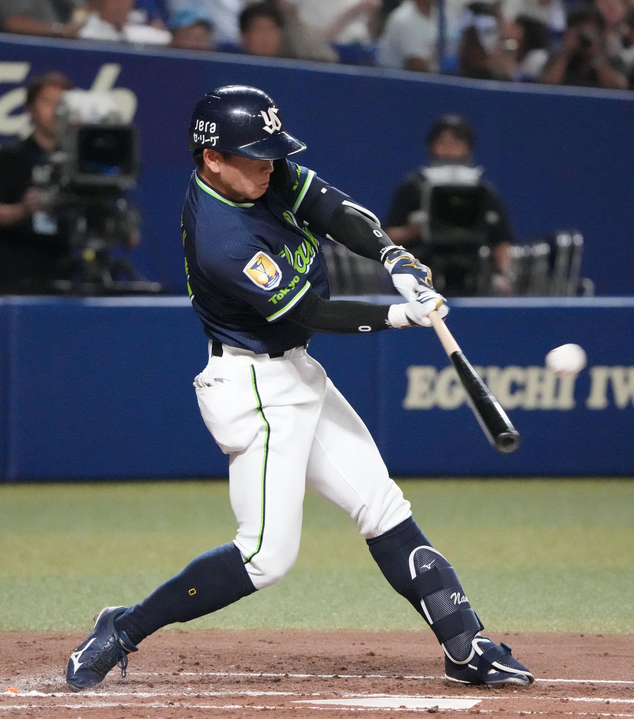 中日対ヤクルト　4回表ヤクルト無死、左中間へ三塁打を放つ並木（撮影・森本幸一）